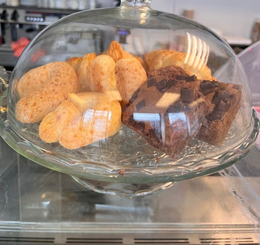 Cakes by the counter at MJ Butequim